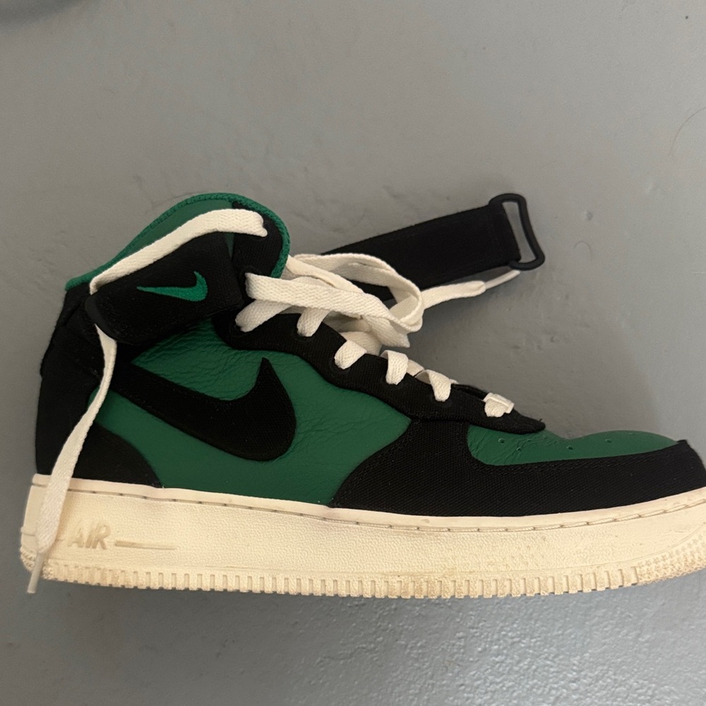 Nike Women's Sneakers - Black and Green